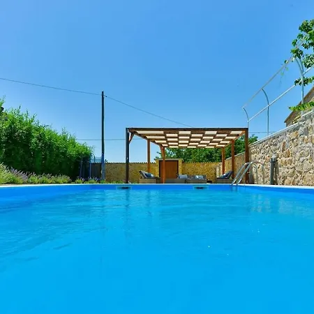 ヴィラ Stone Anita With Pool *